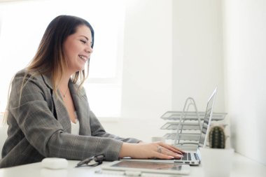 masada ofiste çalışan genç kız