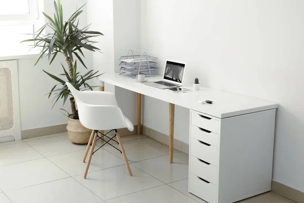 Τραπέζι γραφείου στο οποίο laptop, καφέ, tablet, φωτογραφική μηχανή και άλλα στοιχεία — Φωτογραφία Αρχείου