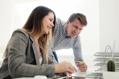masada ofiste çalışan genç kız ve adam