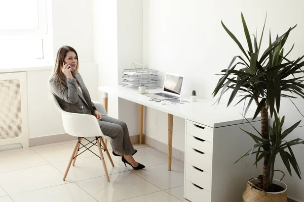 Jüngeres Mädchen arbeitet im Büro am Tisch — Stockfoto