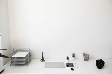 hangi dizüstü bilgisayar, kahve, tablet, kamera ve diğer öğeleri ofis masası