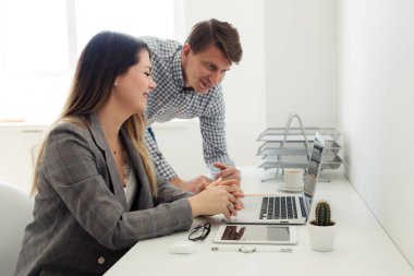 masada ofiste çalışan genç kız ve adam