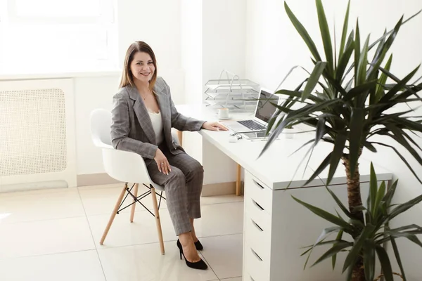 Chica más joven que trabaja en la oficina en la mesa — Foto de Stock