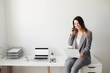 masada ofiste çalışan genç kız