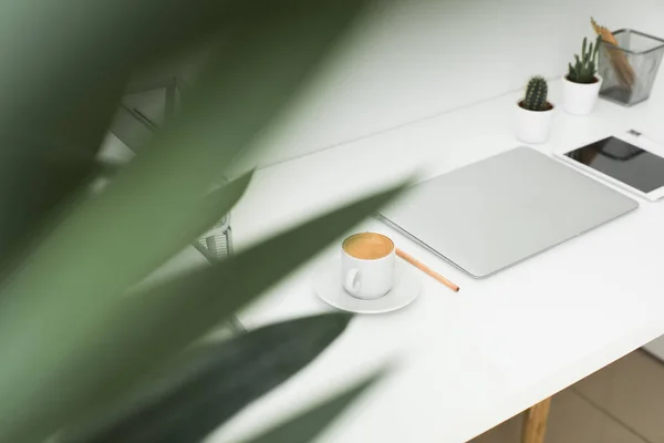 Bürotisch, auf dem Laptop, Kaffee, Tablet, Kamera und andere Gegenstände — Stockfoto