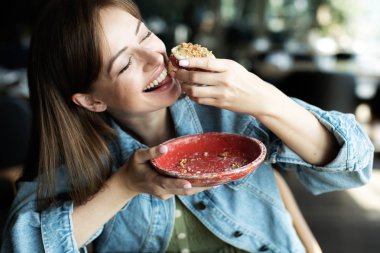 tatlı ile çay içme genç kız