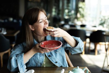 tatlı ile çay içme genç kız