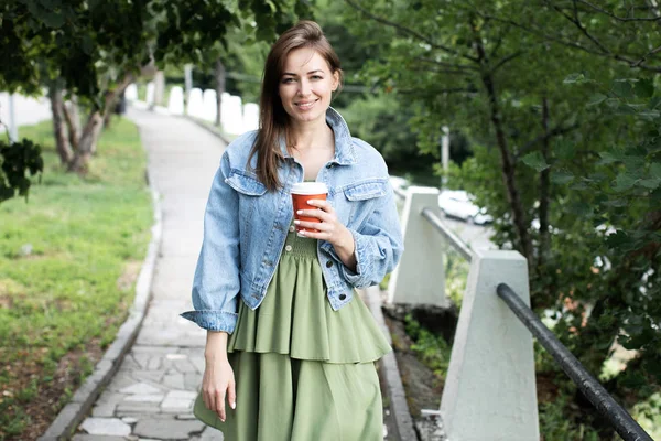 Jong meisje drinken koffie op straat en wandelen — Stockfoto