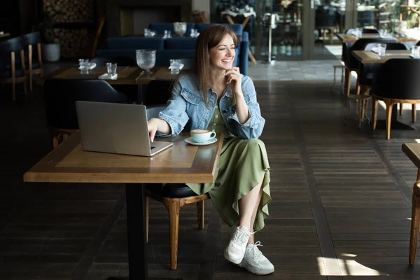 Genç kız kahve içme ve telefonda konuşmak