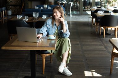 Genç kız kahve içme ve telefonda konuşmak