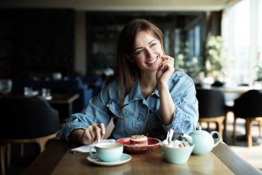 tatlı ile çay içme genç kız