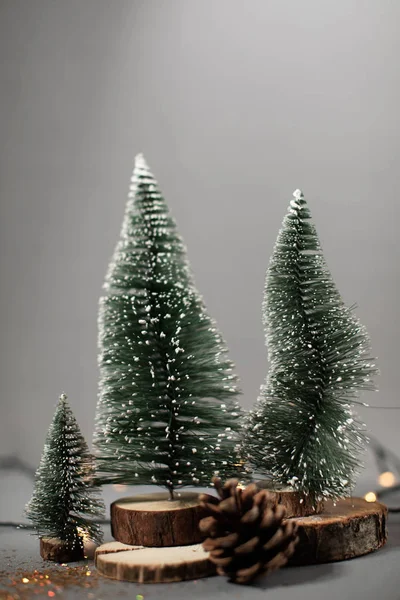 Composição de Natal. Árvore de Natal, cones, guirlanda e decorações de Natal — Fotografia de Stock