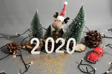 Mutlu Yıllar 2020. Gri arka plan üzerinde 2020 sayısından gelen sembol