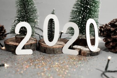 Mutlu Yıllar 2020. Gri arka plan üzerinde 2020 sayısından gelen sembol