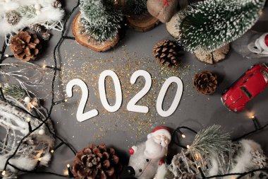 Mutlu Yıllar 2020. Gri arka plan üzerinde 2020 sayısından gelen sembol