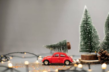 Noel kompozisyonu. Noel ağacı, koniler, araba, çelenk ve Noel süsleri. Yeni Yılınız Kutlu Olsun