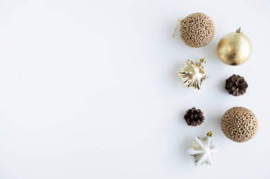 Mutlu Noeller ve Mutlu Tatiller tebrik kartı, çerçeve, afiş. Yeni yıl. Beyaz arka plan üst görünümünde Noel beyaz, gümüş ve altın süsler. Kış tatili teması. Düz yatıyordu.