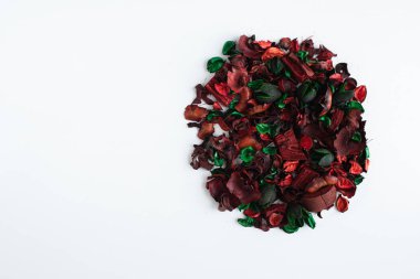 Çiçek kompozisyon. Beyaz arka plan üzerinde kurutulmuş gül çiçeklerin çerçeve yaptı. Düz yatıyordu, en iyi görünüm, kopya alanı