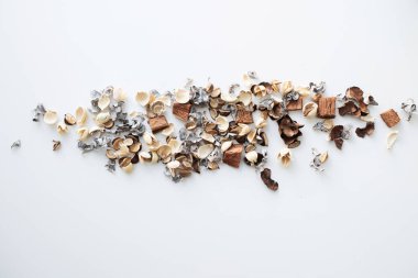 Çiçek kompozisyon. Beyaz arka plan üzerinde kurutulmuş gül çiçeklerin çerçeve yaptı. Düz yatıyordu, en iyi görünüm, kopya alanı