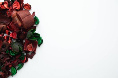 Çiçek kompozisyon. Beyaz arka plan üzerinde kurutulmuş gül çiçeklerin çerçeve yaptı. Düz yatıyordu, en iyi görünüm, kopya alanı