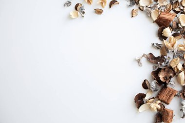 Çiçek kompozisyon. Beyaz arka plan üzerinde kurutulmuş gül çiçeklerin çerçeve yaptı. Düz yatıyordu, en iyi görünüm, kopya alanı