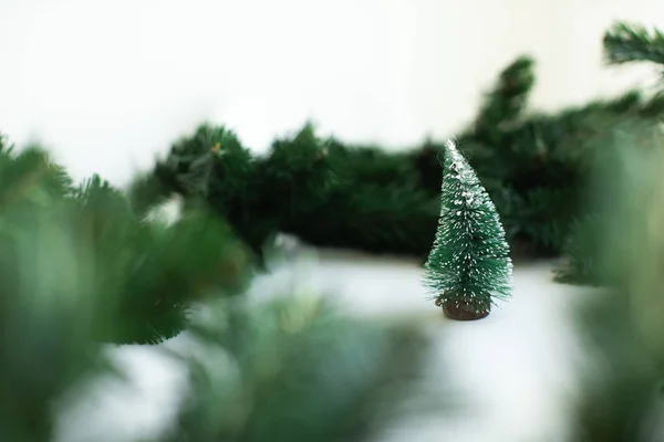 Weihnachtsrahmen Hintergrund mit Weihnachtsbaum und Weihnachtsdekoration — Stockfoto