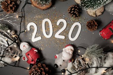 Mutlu Yıllar 2020. Noel oyuncakları ile gri arka plan üzerinde 2020 sayısından sembol