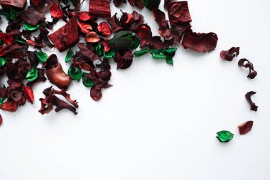 Çiçek kompozisyon. Beyaz arka plan üzerinde kurutulmuş gül çiçeklerin çerçeve yaptı. Düz yatıyordu, en iyi görünüm, kopya alanı