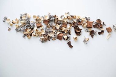 Çiçek kompozisyon. Beyaz arka plan üzerinde kurutulmuş gül çiçeklerin çerçeve yaptı. Düz yatıyordu, en iyi görünüm, kopya alanı