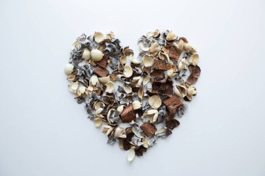 Çiçek kompozisyon. Beyaz arka plan üzerinde kurutulmuş gül çiçeklerin çerçeve yaptı. Düz yatıyordu, en iyi görünüm, kopya alanı