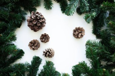 Xmas ağacı ve xmas süslemeleri ile Noel çerçeve arka plan. Mutlu Noeller tebrik kartı, afiş. Kış tatili teması. Yeni Yılınız Kutlu Olsun. Metin için alan