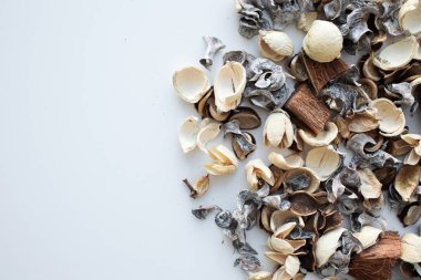 Çiçek kompozisyon. Beyaz arka plan üzerinde kurutulmuş gül çiçeklerin çerçeve yaptı. Düz yatıyordu, en iyi görünüm, kopya alanı