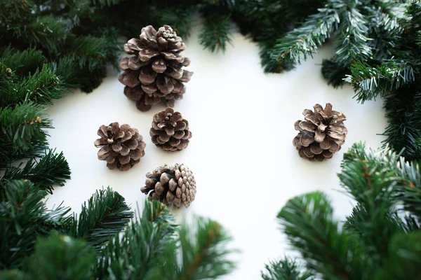 Jul ram bakgrund med Xmas Tree och Xmas dekorationer. Merry Christmas gratulationskort, banner. Vintersemester tema. Gott Nytt År. Utrymme för text — Stockfoto