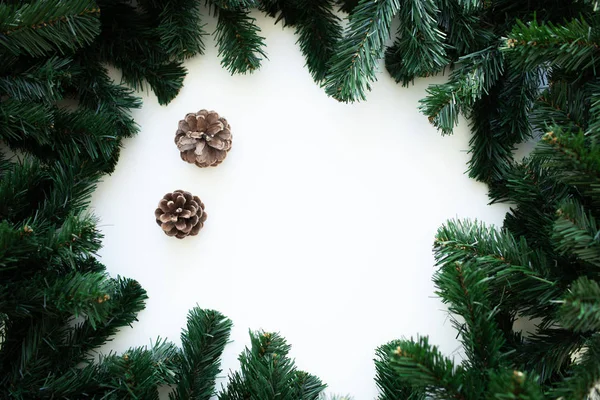크리스마스 나무와 크리스마스 장식 크리스마스 프레임 배경입니다. 메리 크리스마스 인사말 카드, 배너. 겨울 휴가 테마입니다. 새해 복 많이 받으세요. 텍스트를 위한 공간 — 스톡 사진