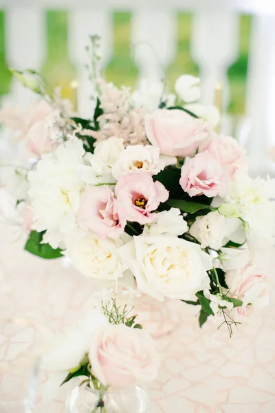 Удивительное украшение свадебного стола цветами на деревянных столах для свадебного ужина — стоковое фото