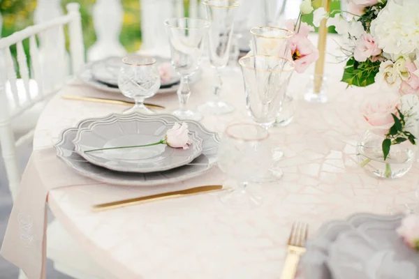 Decoração de mesa de casamento incrível com flores em mesas de madeira para o jantar de casamento — Fotografia de Stock