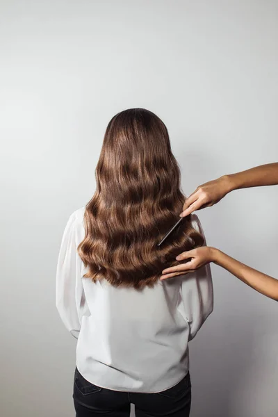 El primer plano de las manos femeninas del peluquero o el peinado fabrica el peinado. Cabello —  Fotos de Stock