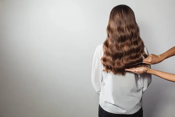 Zbliżenie żeńskich rąk fryzjera lub coiffeur sprawia, że fryzura. Włosy — Zdjęcie stockowe