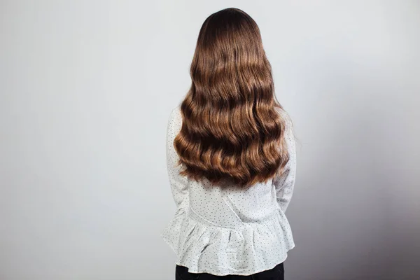 Nahaufnahme der weiblichen Hände von Friseur oder Friseur macht Frisur. Haare — Stockfoto