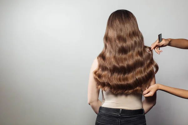 El primer plano de las manos femeninas del peluquero o el peinado fabrica el peinado. Cabello —  Fotos de Stock