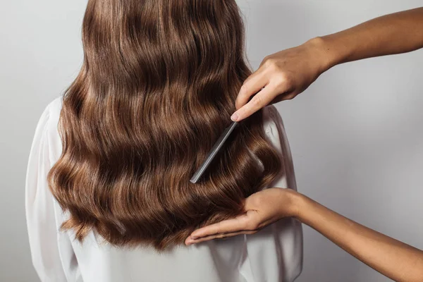 El primer plano de las manos femeninas del peluquero o el peinado fabrica el peinado. Cabello —  Fotos de Stock