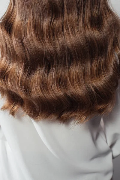 Κλείσιμο των γυναικείων χεριών της κομμώτριας ή coiffeur κάνει χτένισμα. Μαλλιά — Φωτογραφία Αρχείου