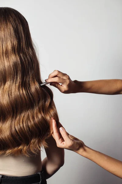 El primer plano de las manos femeninas del peluquero o el peinado fabrica el peinado. Cabello — Foto de Stock