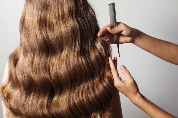 Κλείσιμο των γυναικείων χεριών της κομμώτριας ή coiffeur κάνει χτένισμα. Μαλλιά — Φωτογραφία Αρχείου