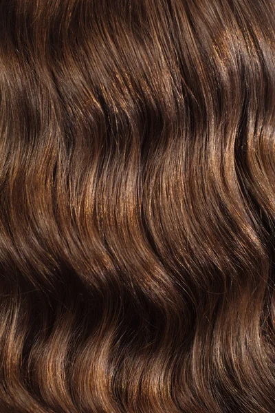 Zbliżenie żeńskich rąk fryzjera lub coiffeur sprawia, że fryzura. Włosy — Zdjęcie stockowe