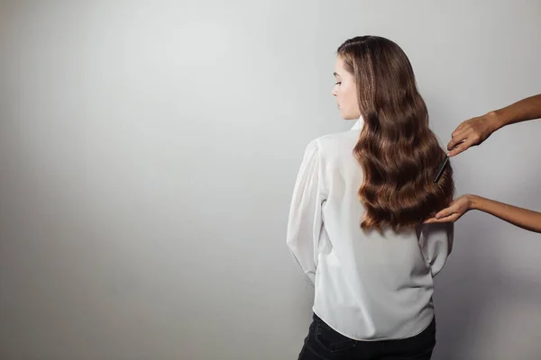 O close-up de mãos femininas de cabeleireiro ou motorista faz o penteado. Cabelo — Fotografia de Stock