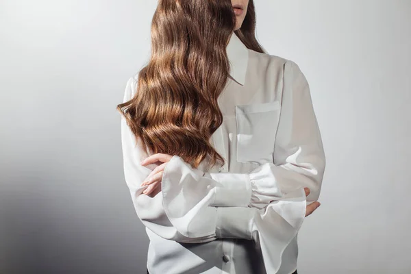 El primer plano de las manos femeninas del peluquero o el peinado fabrica el peinado. Cabello —  Fotos de Stock