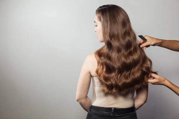 Nahaufnahme der weiblichen Hände von Friseur oder Friseur macht Frisur. Haare — Stockfoto