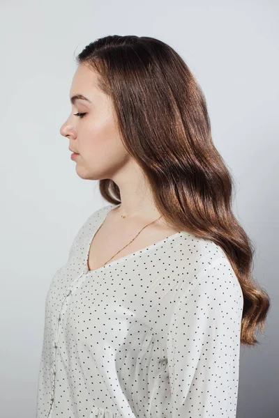 El primer plano de las manos femeninas del peluquero o el peinado fabrica el peinado. Cabello — Foto de Stock