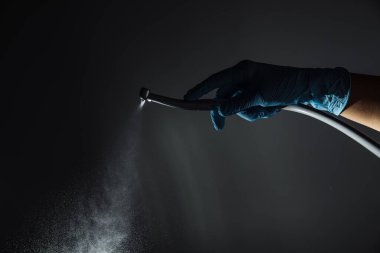 Matkapla dişçi eli, dişçi matkap makinesinin su ile nasıl çalıştığını gösterir